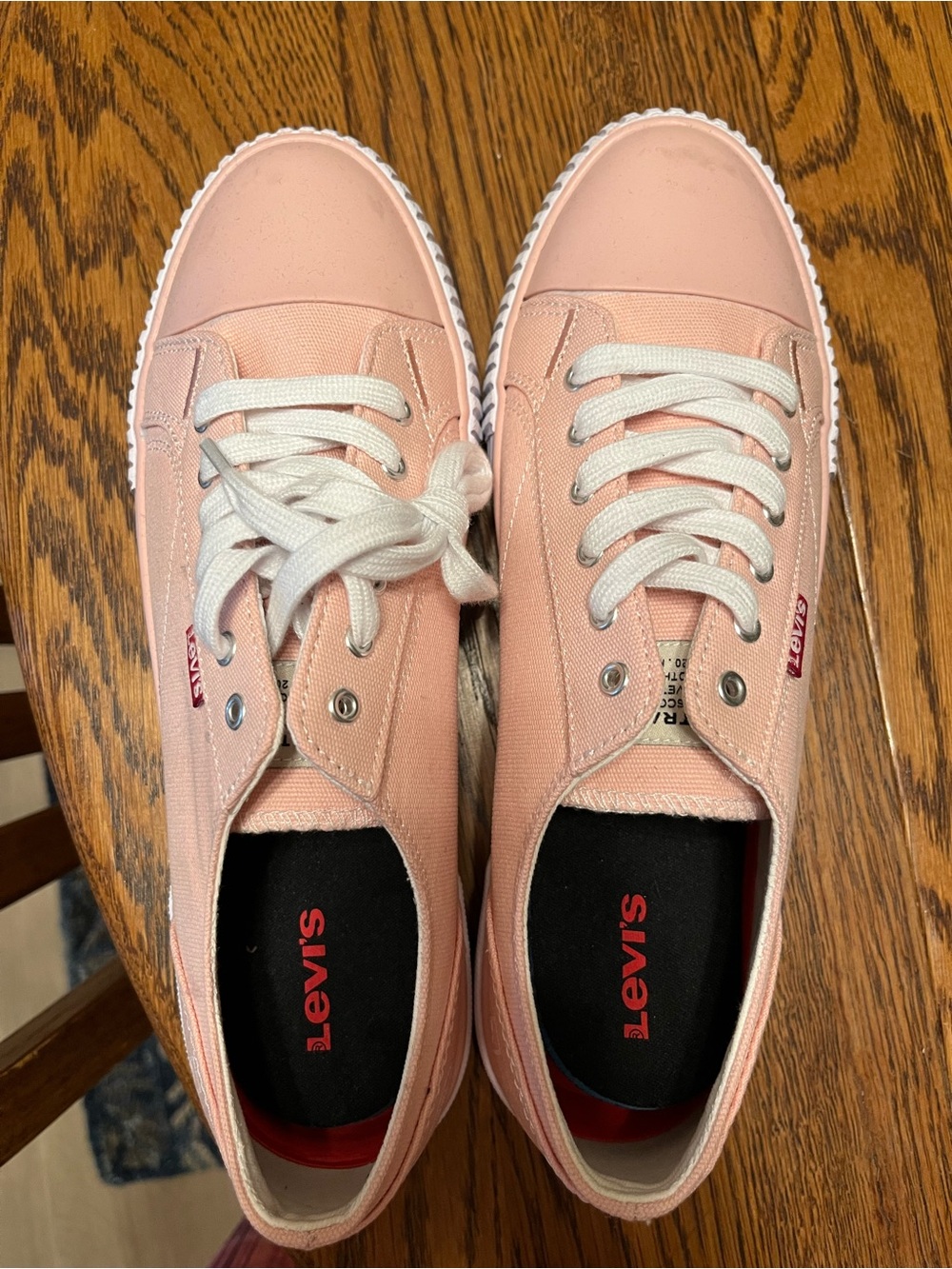 Low-Top Women Sneaker 8.5 Levi